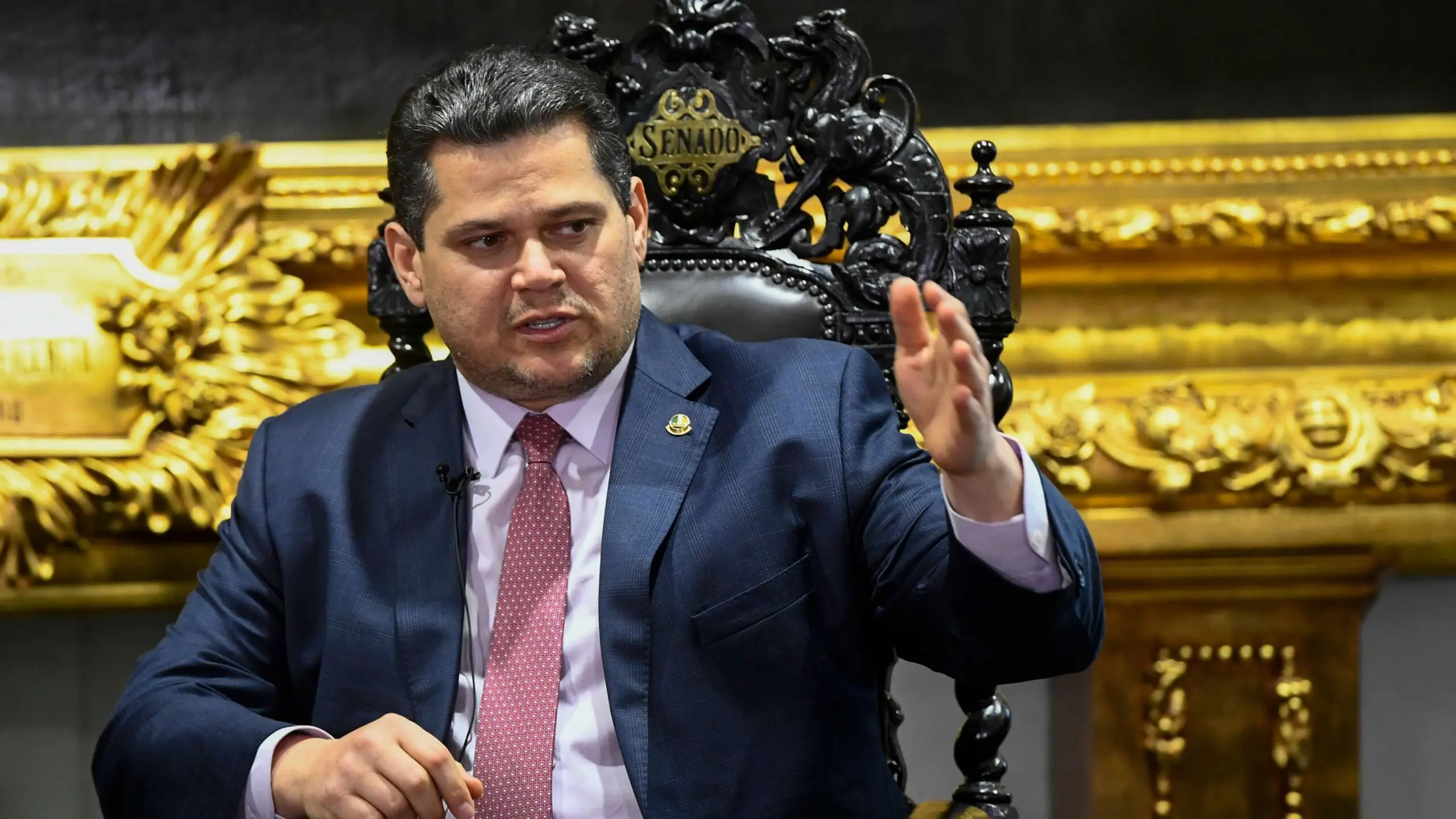 O presidente do Senado, Davi Alcolumbre (União-AP): senadores podem votar nesta quarta-feira (20) PEC que retira precatórios da regra fiscal e permite "calote" de estados e municípios.