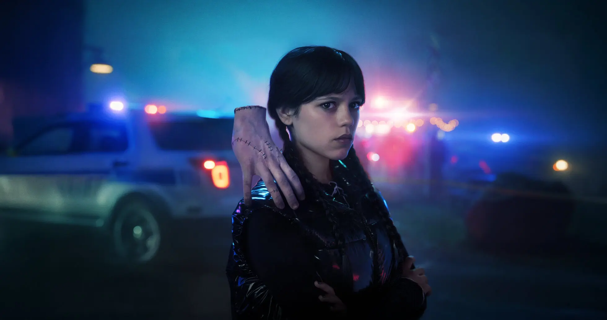 Wandinha Addams e a mãozinha conhecida como A Coisa