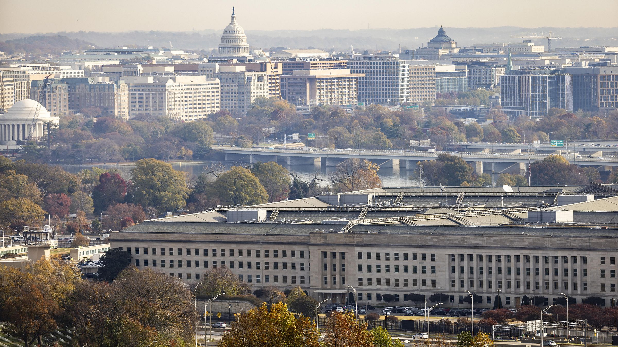 Em primeiro plano, o prédio do Pentágono; ao fundo, destaca-se a cúpula do Capitólio, em Washington.