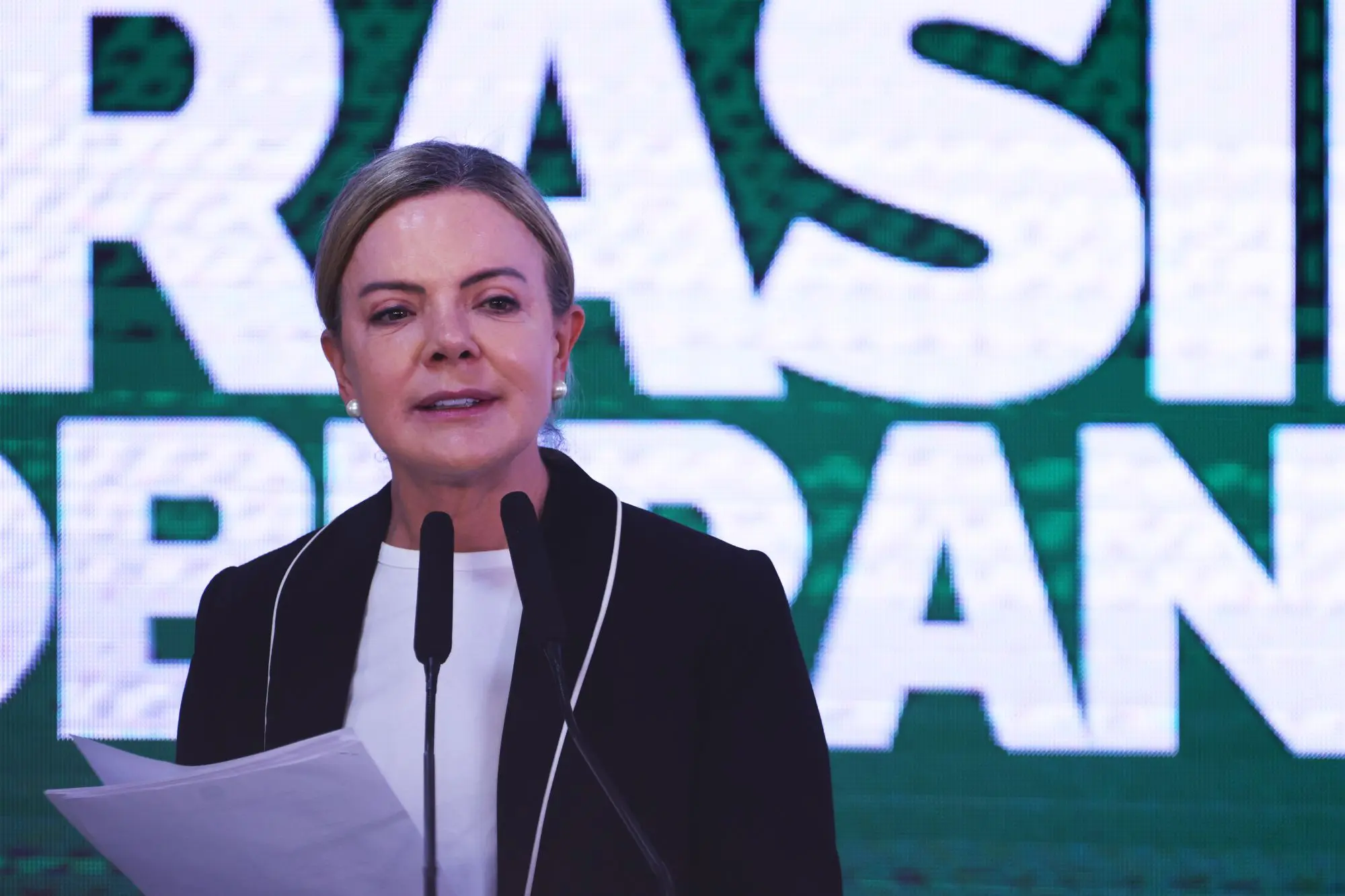 Gleisi rebate Tarcísio e diz que soberania não é presente para Trump