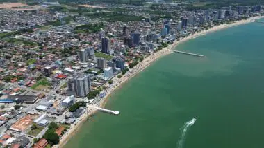 Praia Central de Balneário Piçarras, que se estende por 7 quilômetros, receberá o quarto alargamento em 27 anos.