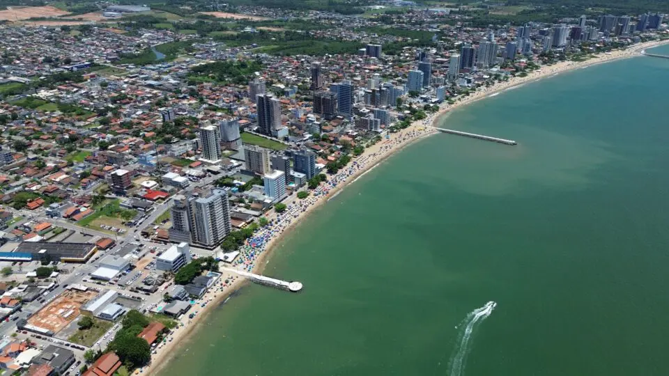 Praia Central de Balneário Piçarras, que se estende por 7 quilômetros, receberá o quarto alargamento em 27 anos.