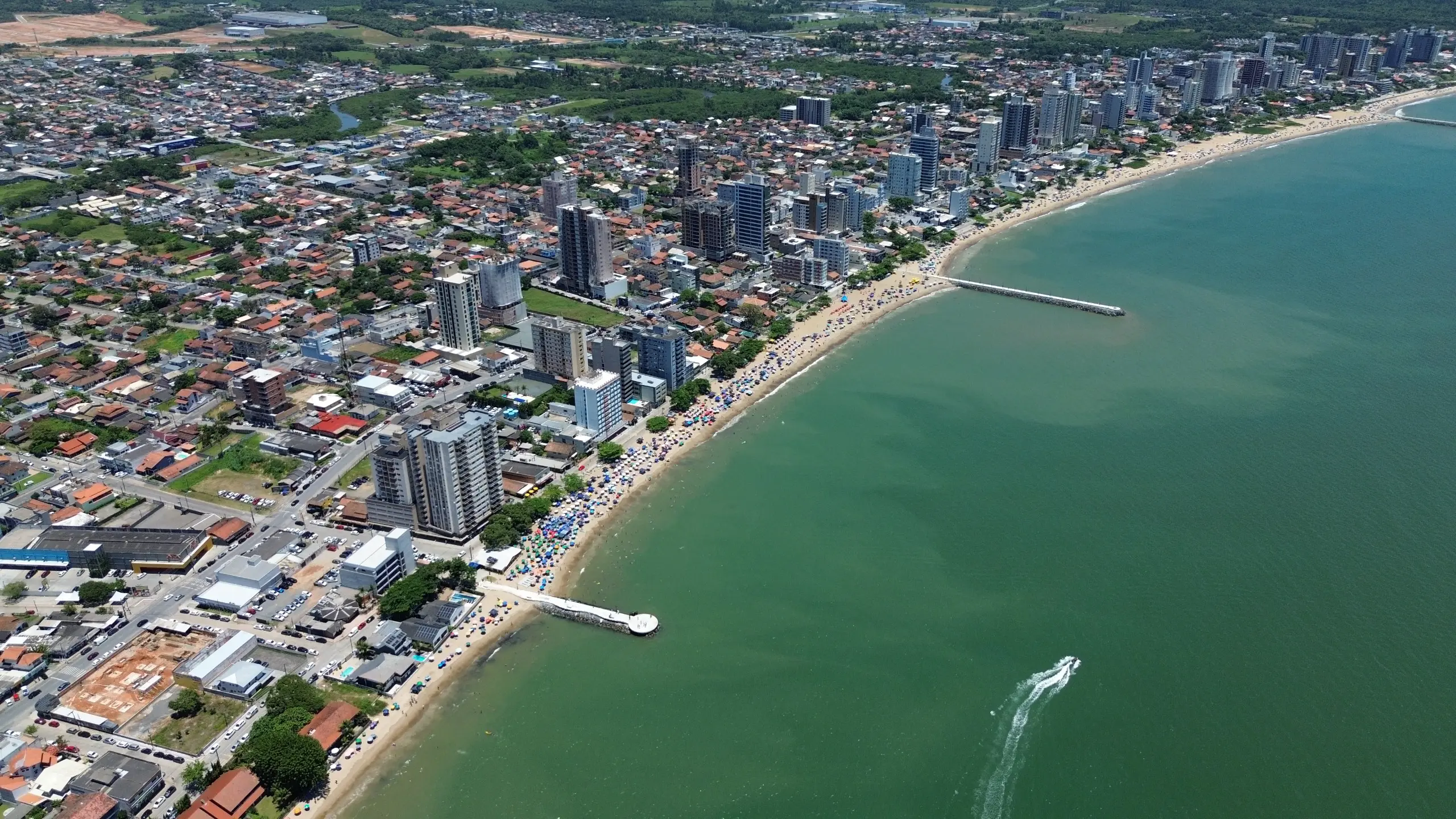 Praia Central de Balneário Piçarras, que se estende por 7 quilômetros, receberá o quarto alargamento em 27 anos.