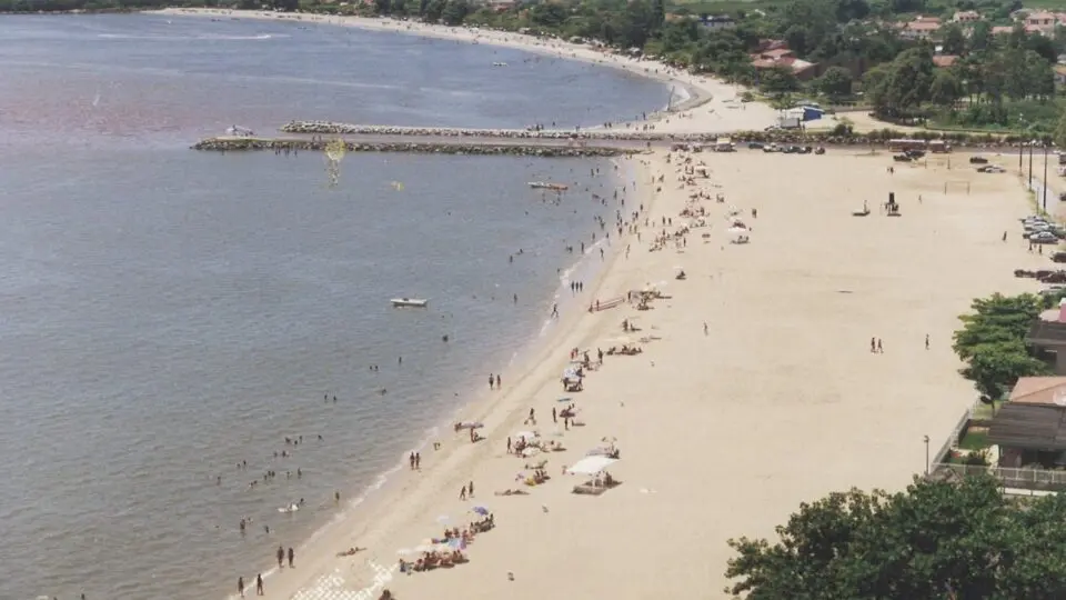 Praia de Piçarras no ano 2000, após o alargamento da faixa de areia.