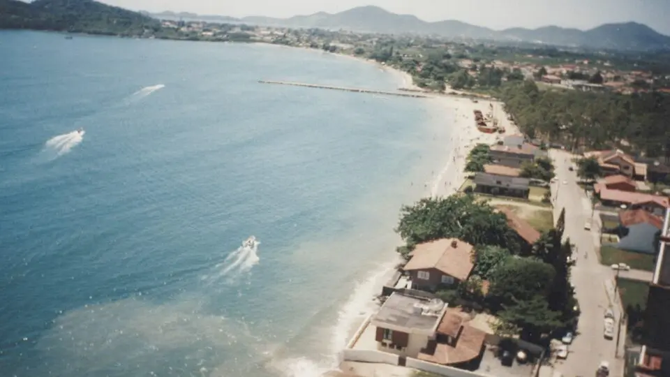 Registro da décadas de 90, antes do alargamento da faixa de areia da praia de Balneário Piçarras.