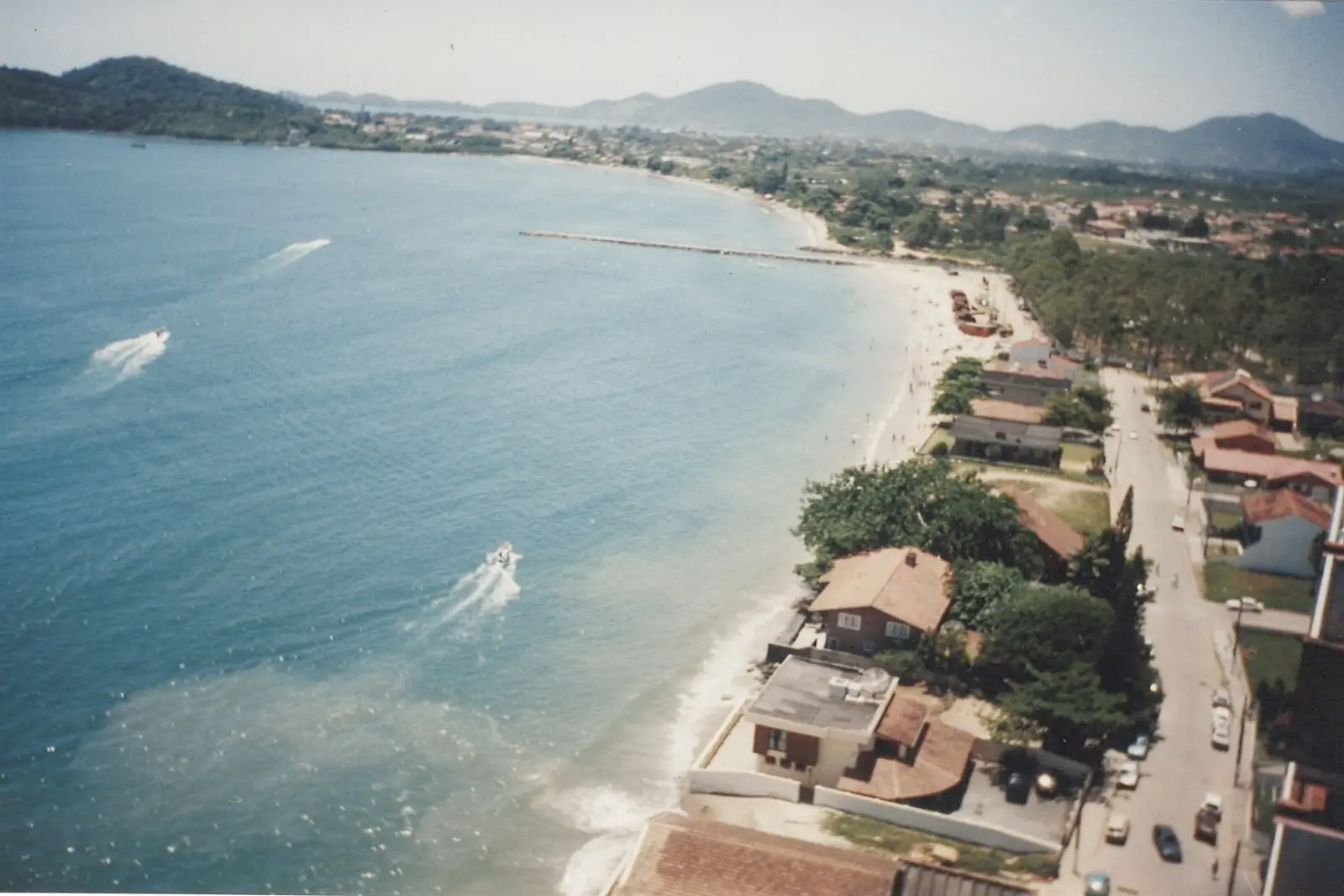 Registro da décadas de 90, antes do alargamento da faixa de areia da praia de Balneário Piçarras.