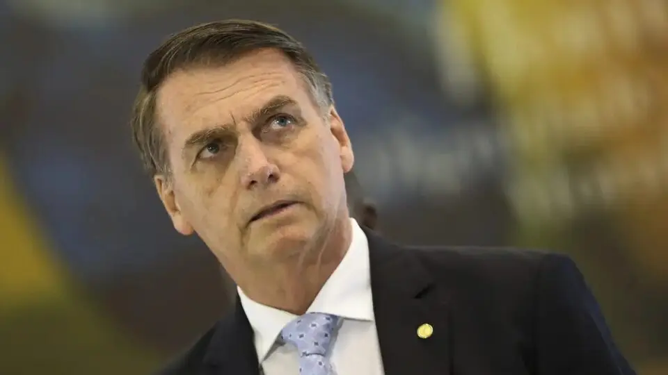 Advogado afirma que Bolsonaro recebeu sugestão, mas descartou asilo na Argentina.