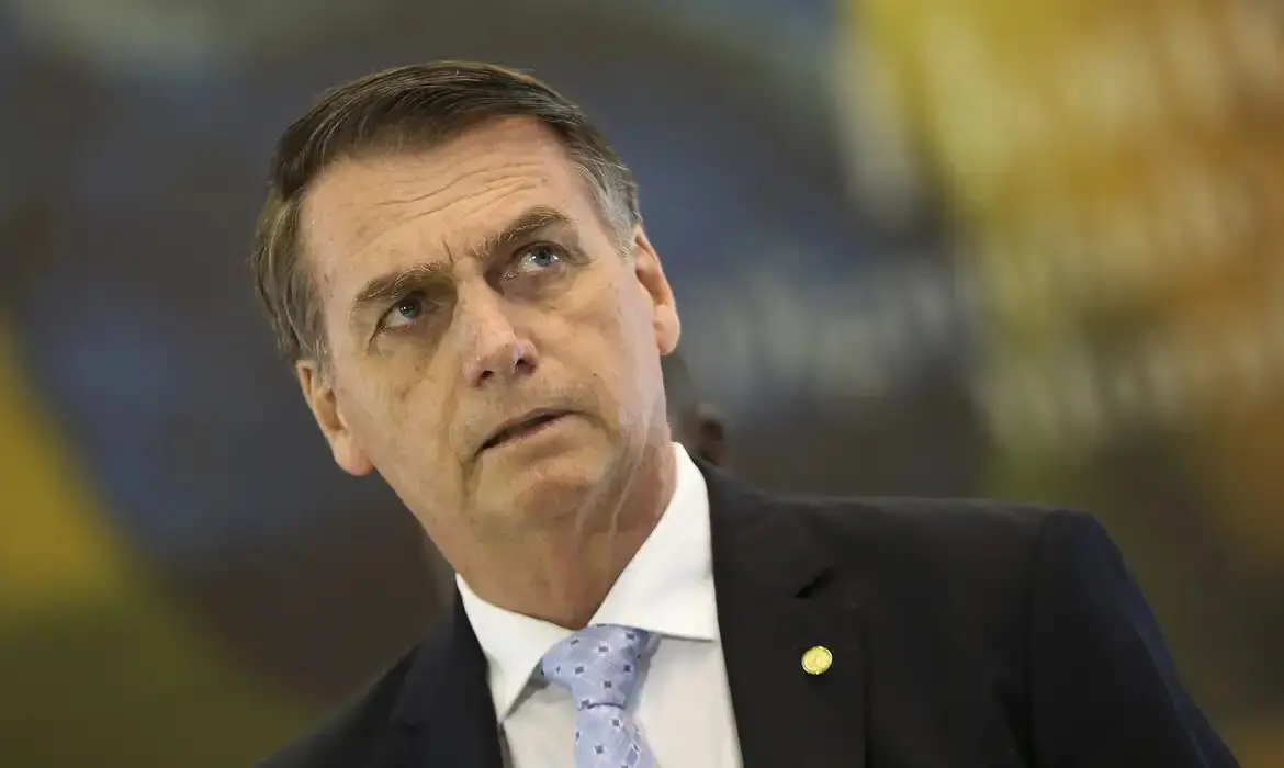 Advogado afirma que Bolsonaro recebeu sugestão, mas descartou asilo na Argentina.