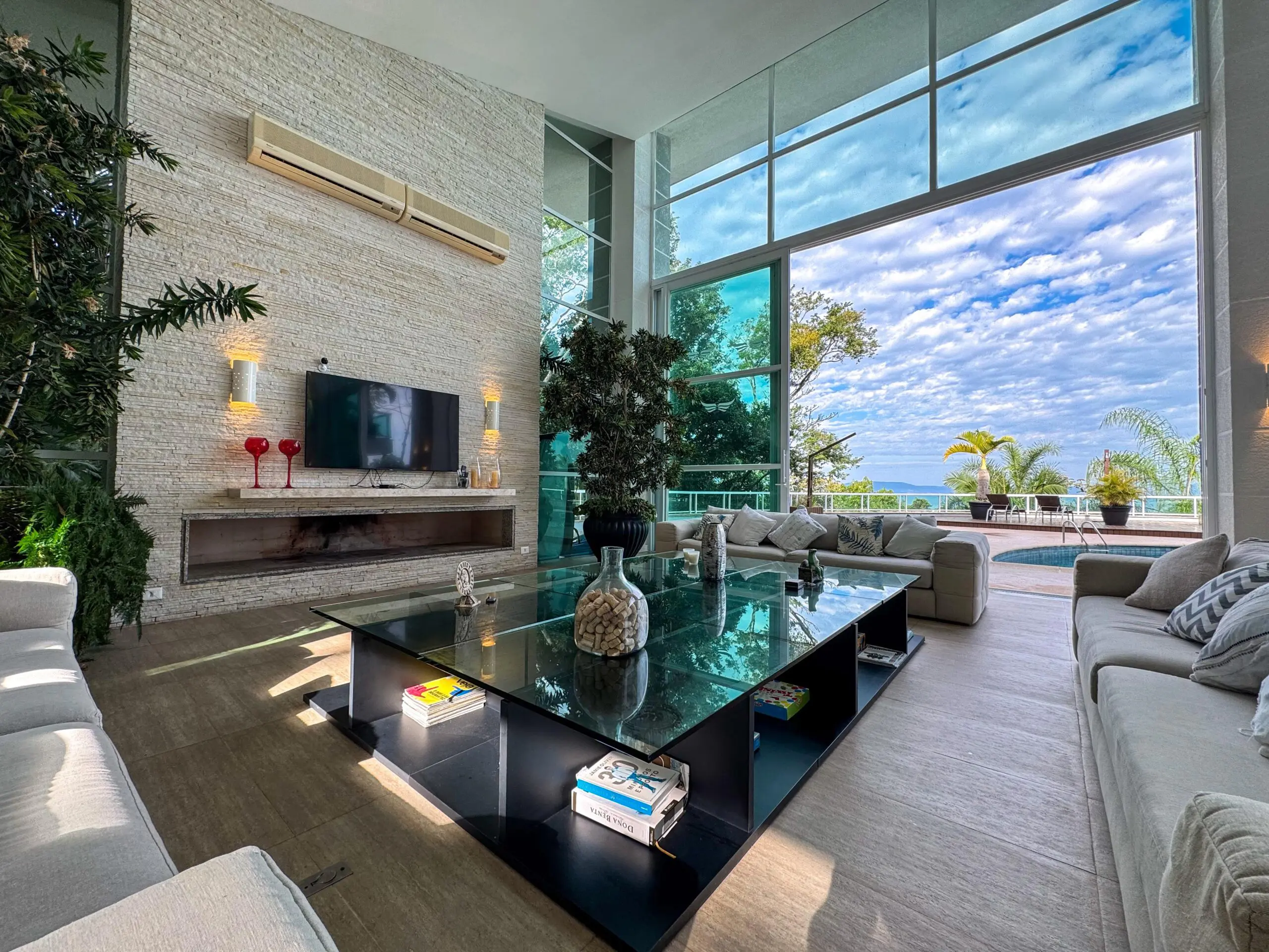 Mansão em meio à Mata Altântica tem visão panorâmica de 180 graus, em Balneário Camboriú.