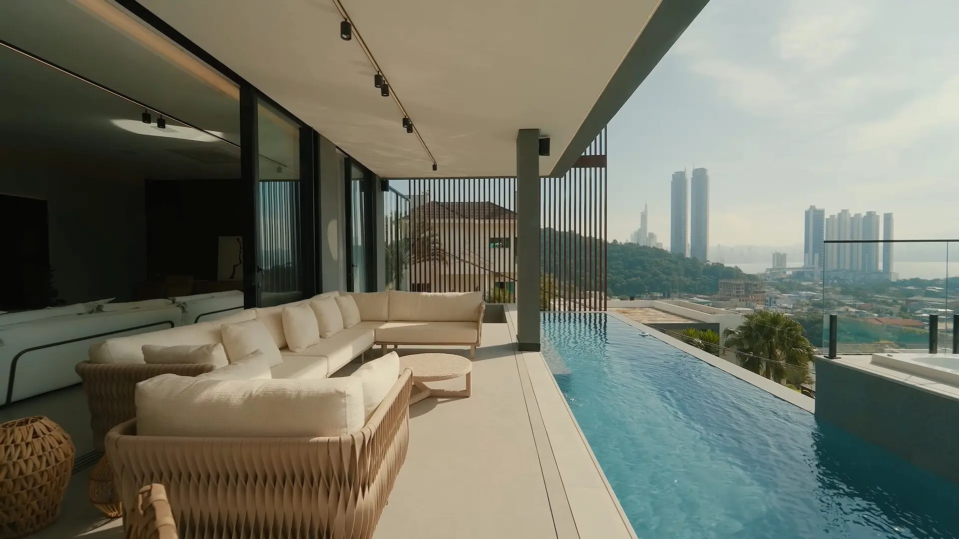 Mansão de R$ 28 milhões é a residência mais cara atualmente em Balneário Camboriú (SC).