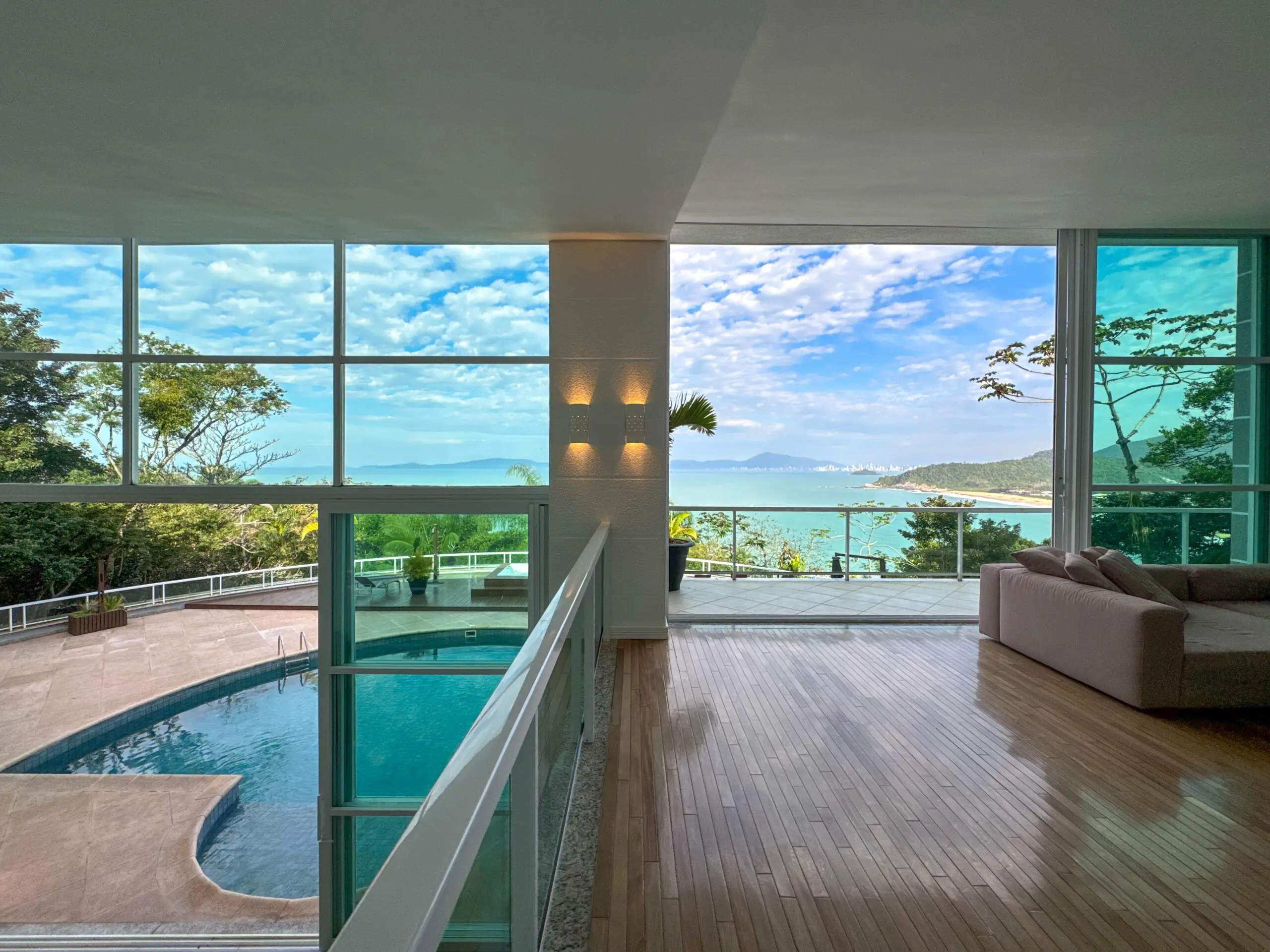 Mansão em meio à Mata Atlântica em Balneário Camboriú tem visão panorâmica de 180 graus.