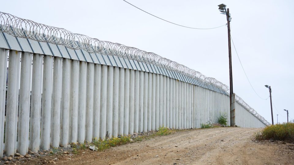 EUA registram queda histórica da população imigrante no 1º semestre do governo Trump