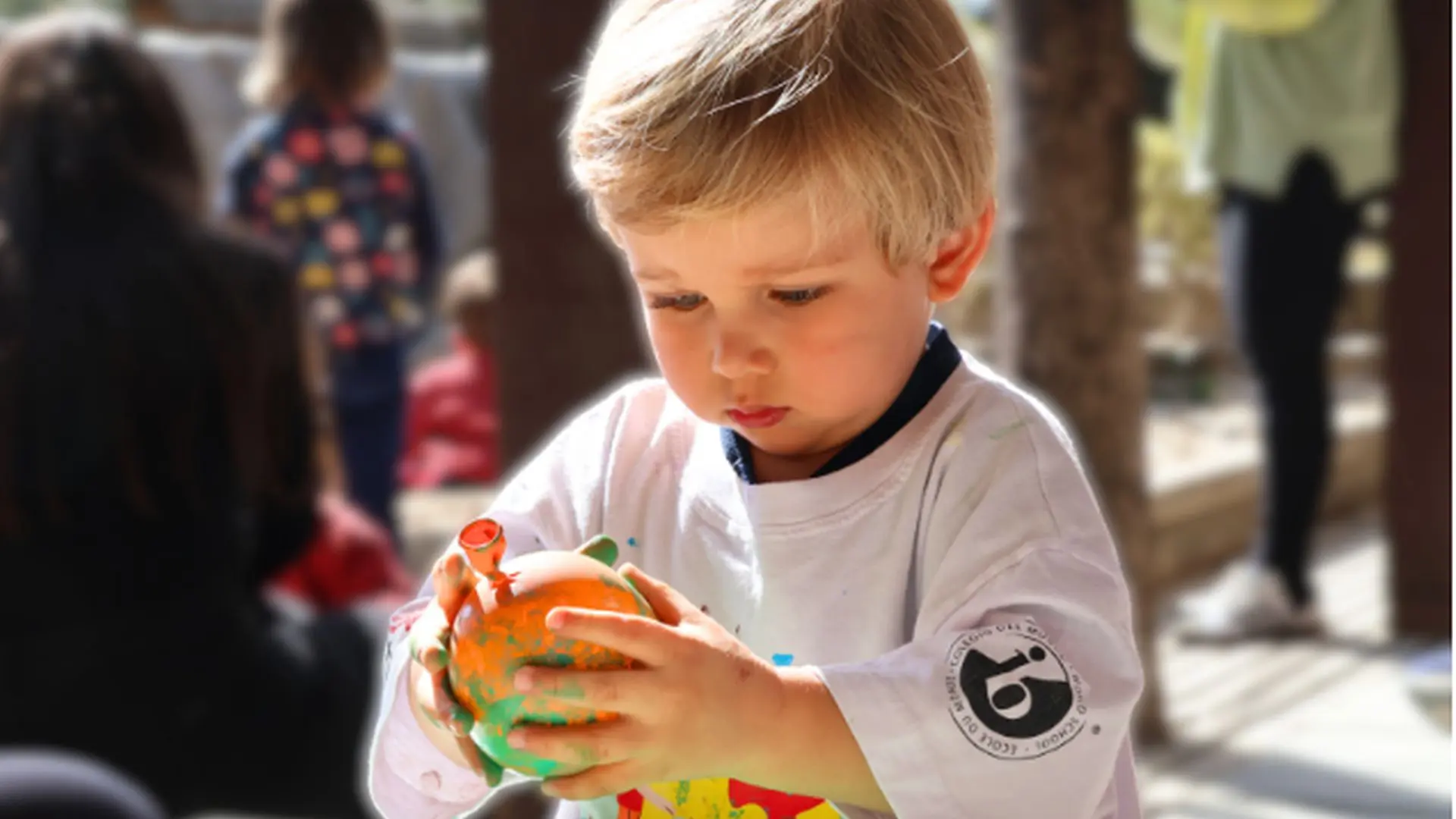 No Colégio Suíço-Brasileiro de Curitiba, cada brincadeira é uma oportunidade de aprendizado! A Educação Infantil vai além do ensino tradicional e aposta no brincar como ferramenta essencial para o desenvolvimento integral. Mais que diversão, é uma maneira de cultivar a criatividade, a autonomia e a inteligência emocional desde cedo.