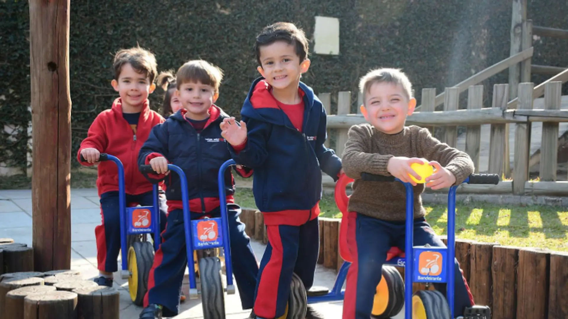 No Colégio Suíço-Brasileiro, cada brincadeira é uma lição. Os alunos aprendem, exploram e se desenvolvem integralmente através do brincar.
