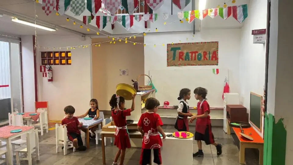 A brincadeira é o trabalho da infância." No Colégio Suíço-Brasileiro, essa máxima é levada a sério, utilizando o brincar como ferramenta essencial para o desenvolvimento integral.