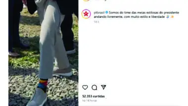 Lula mostra meias coloridas e provoca Bolsonaro com referência à tornozeleira eletrônica.