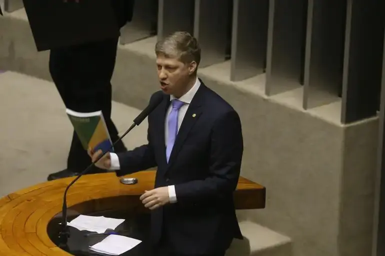 Marcel van Hattem apresenta defesa no Conselho de Ética. Deputado nega ilegalidades e acusa esquerda de perseguição.