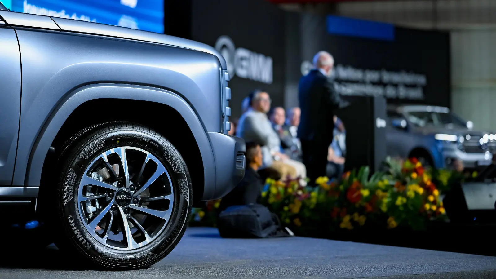 Modelo da GWM durante inauguração da fábrica em Iracemápolis (SP).