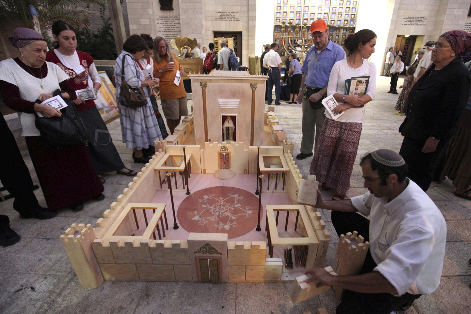 Integrante do Instituto Temple Mount Faitfhful constrói maquete do templo de Jerusalém, em 2011: reconstrução traria conflito imprevisível.