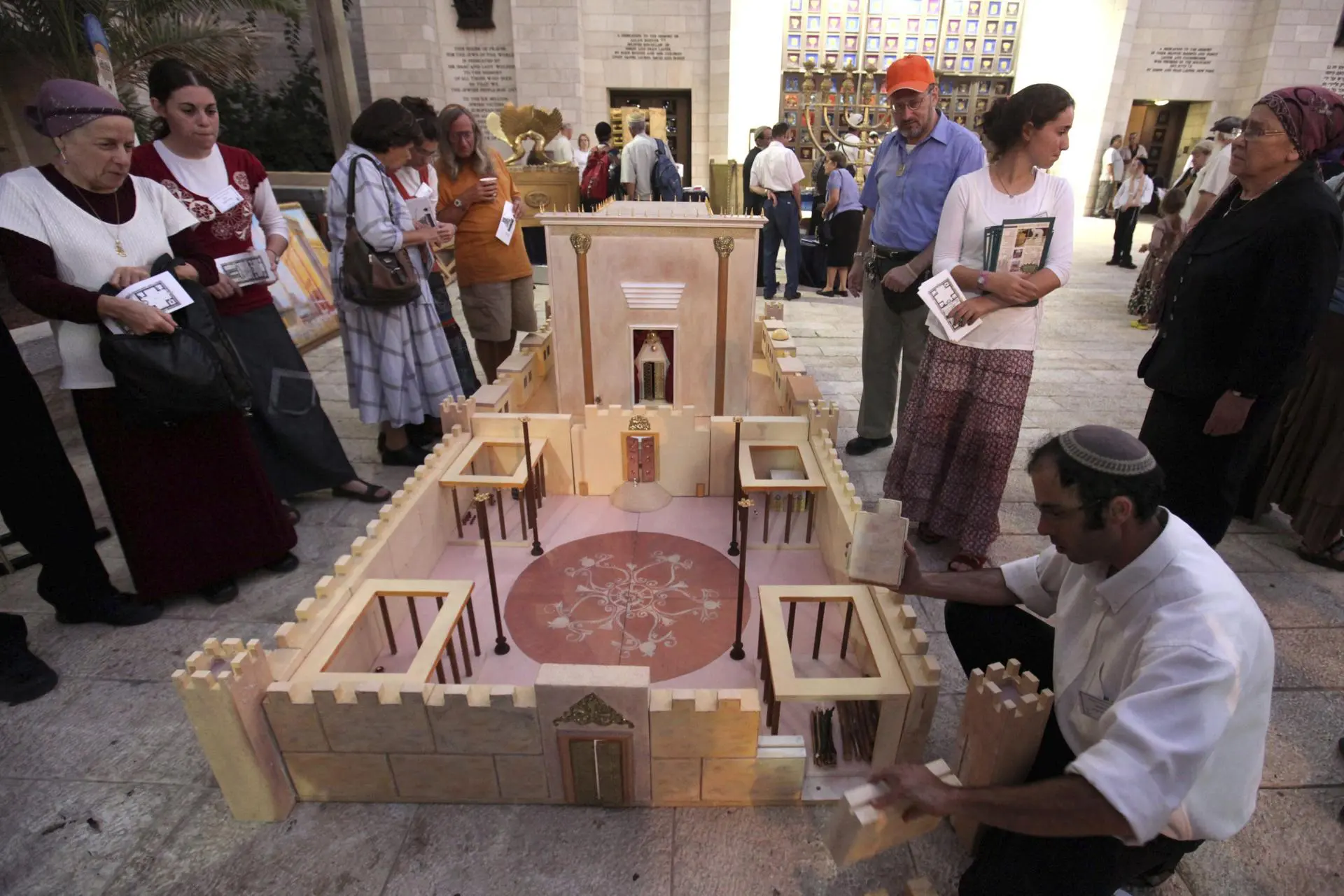 Integrante do Instituto Temple Mount Faitfhful constrói maquete do templo de Jerusalém: reconstrução traria conflito imprevisível.
