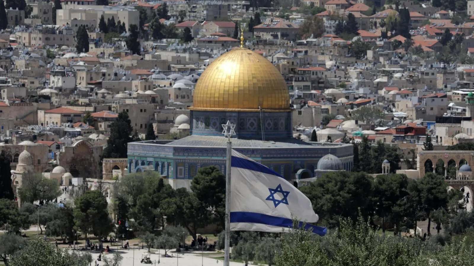 Domo da Rocha ao fundo, com a bandeira de Israel em primeiro plano