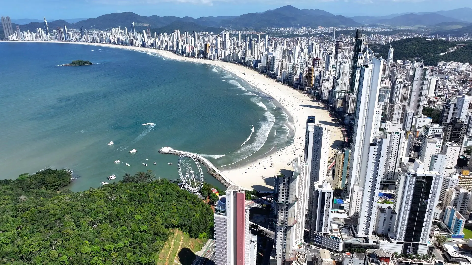 Balneário Camboriú, com infraestrutura completa, vida noturna intensa, comércio, festas, teleférico panorâmico, roda gigante e muito outros atrativos.  