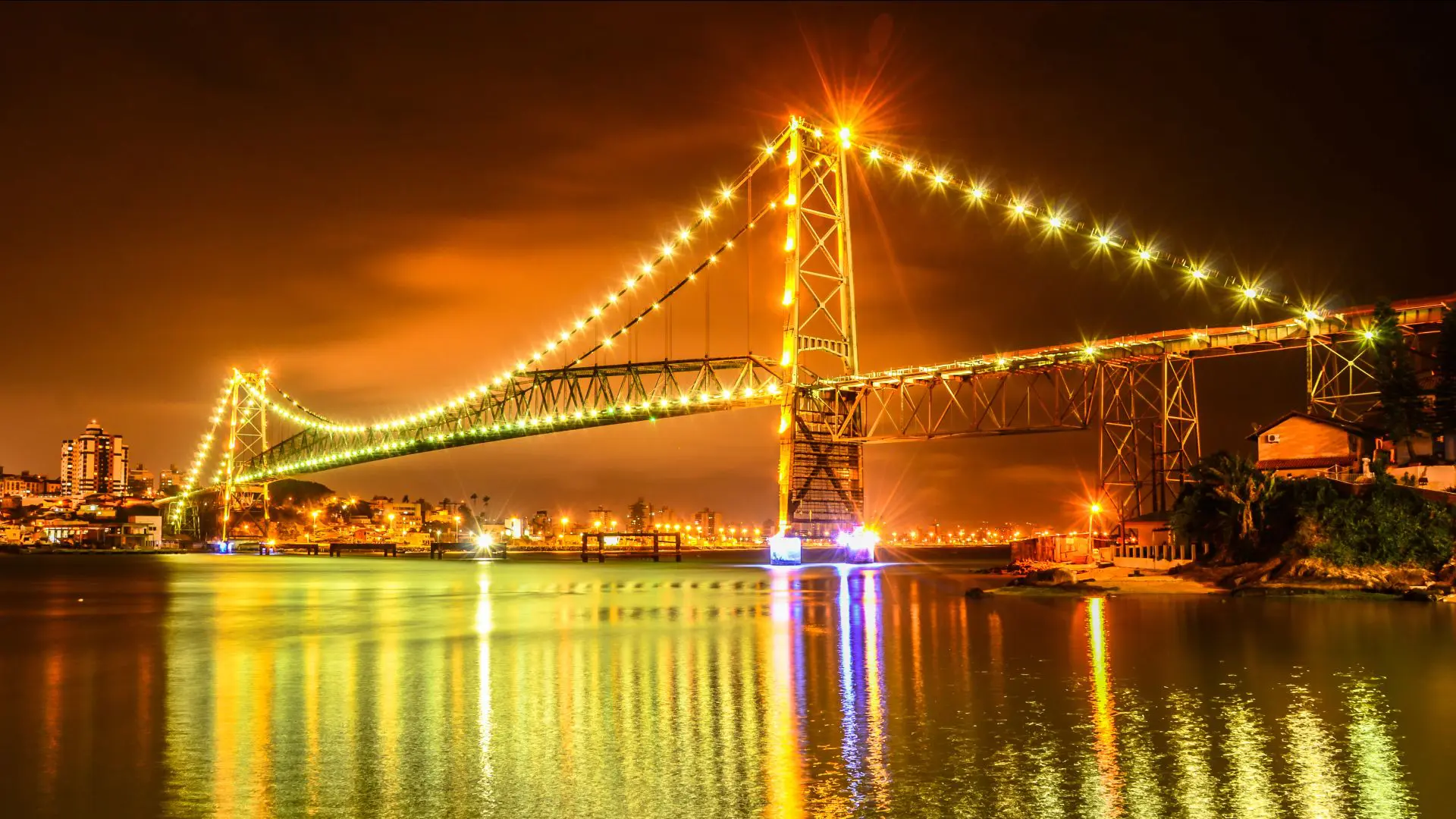 Ponte Hercílio Luz, o cartão-postal que dá boas-vindas à Ilha da Magia, Florianópolis, paraíso do sul do Brasil.