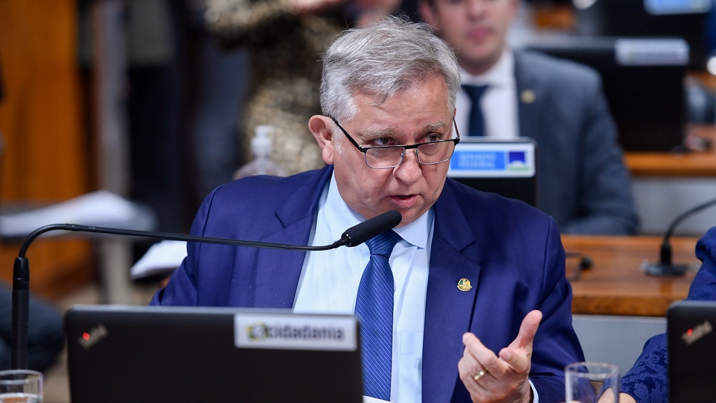 Izalci Lucas apresentou enxurrada de requerimentos, pedindo também informações à Polícia Federal e Coaf.