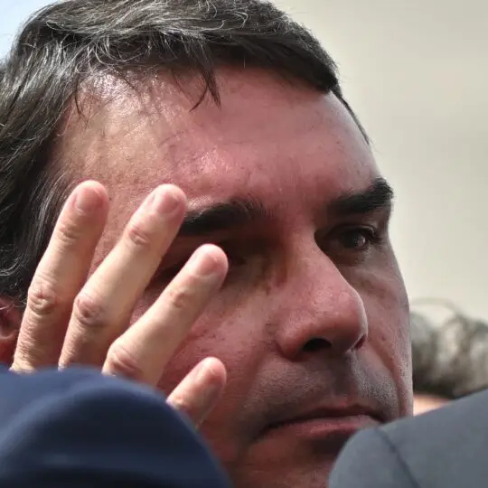 Flávio Bolsonaro diz que mãe e avós foram feitos reféns