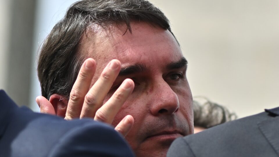 Flávio Bolsonaro diz que mãe e avós foram feitos reféns durante assalto em Resende