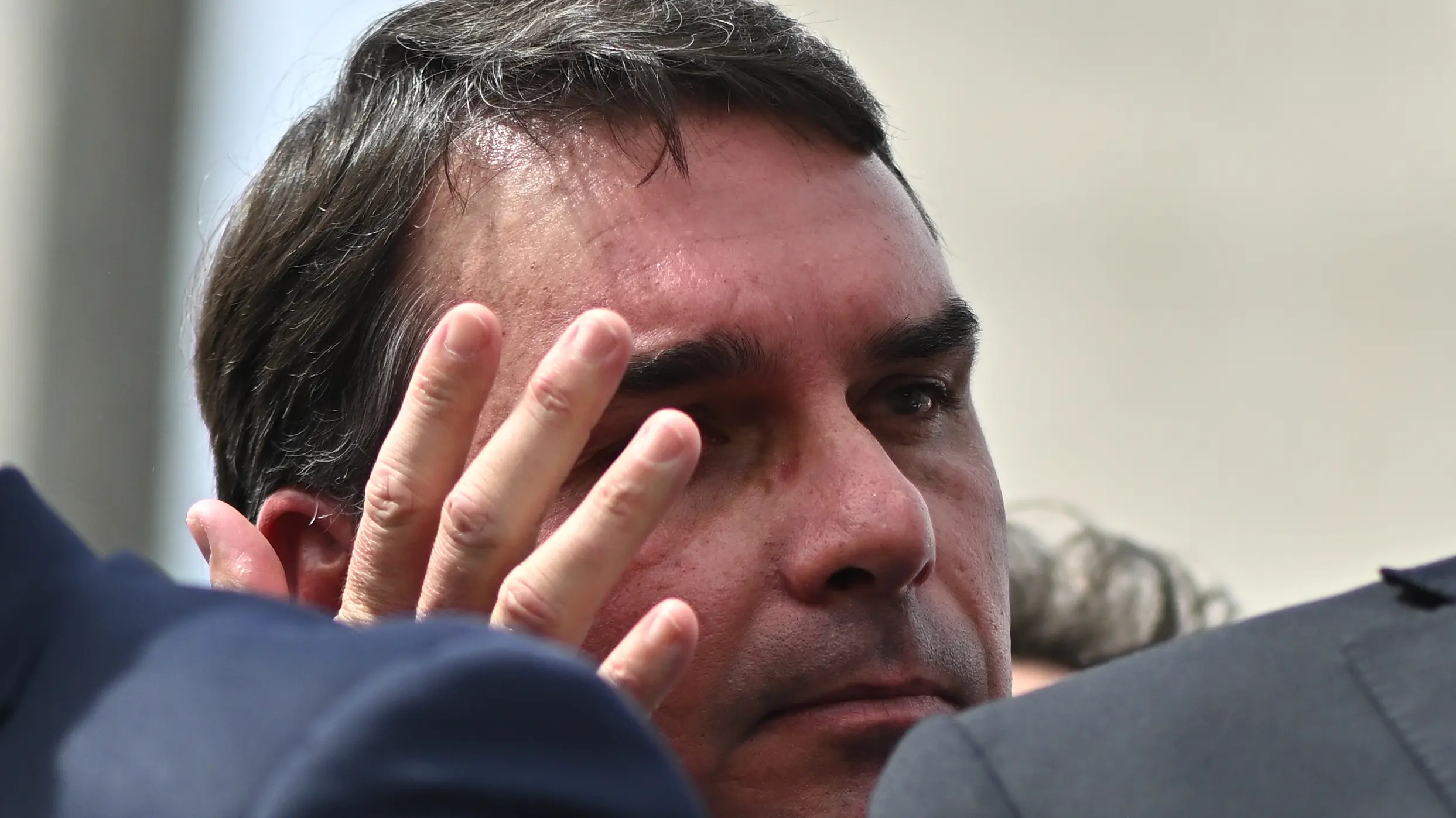 Flávio Bolsonaro disse que invasores que fizeram sua mãe e avós reféns queriam dinheiro