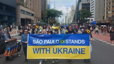 Manifestantes marcham pela Avenida Paulista em apoio à Ucrânia e contra a invasão promovida pela Rússia.