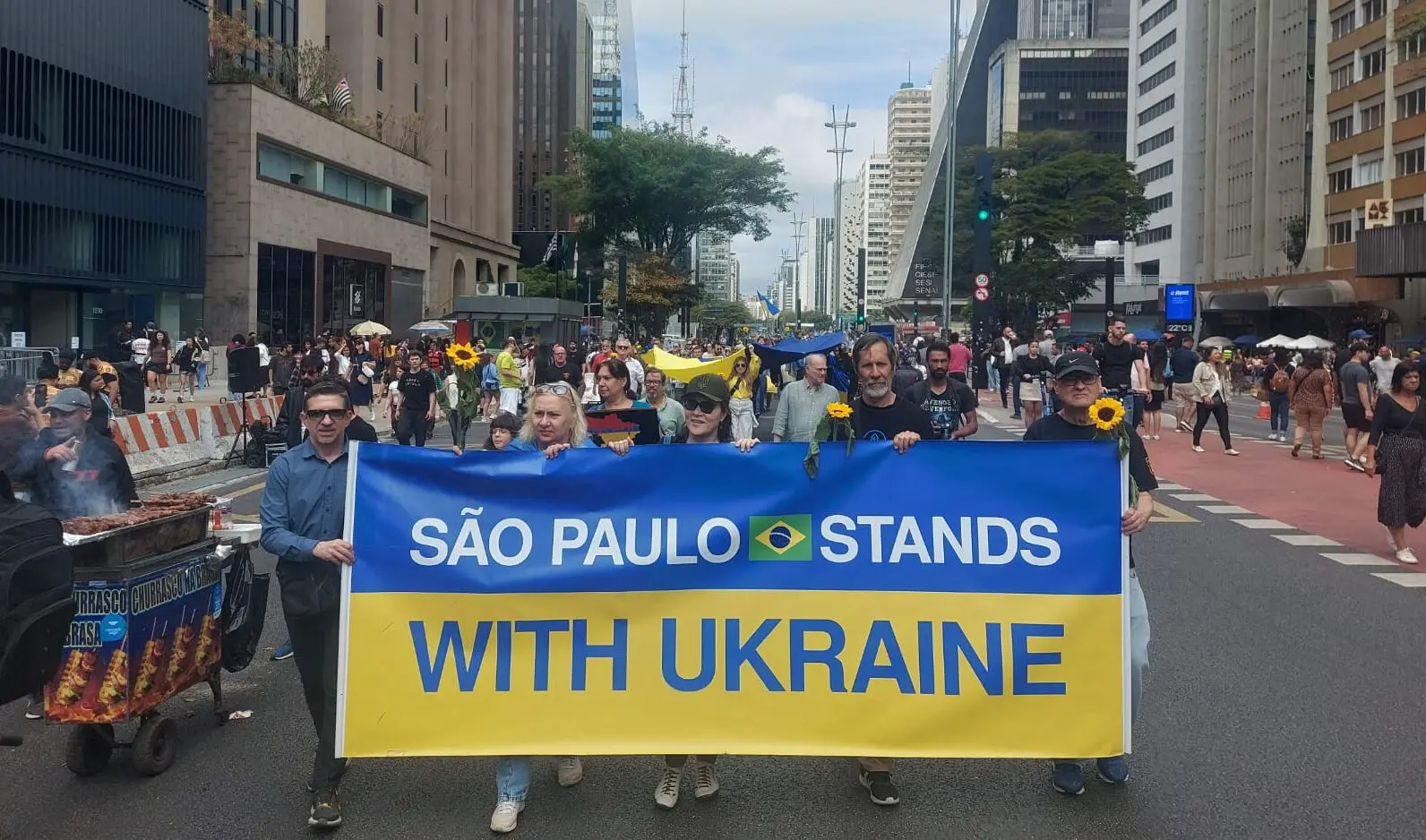 Manifestantes marcham pela Avenida Paulista em apoio à Ucrânia e contra a invasão promovida pela Rússia.