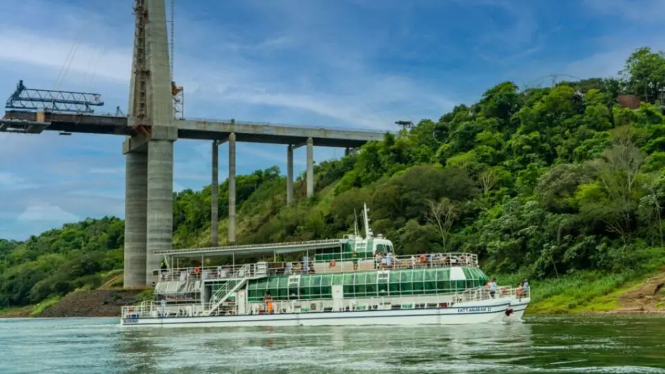 Passeio de catamarã é um produto de turismo náutico já consolidado em Foz do Iguaçu