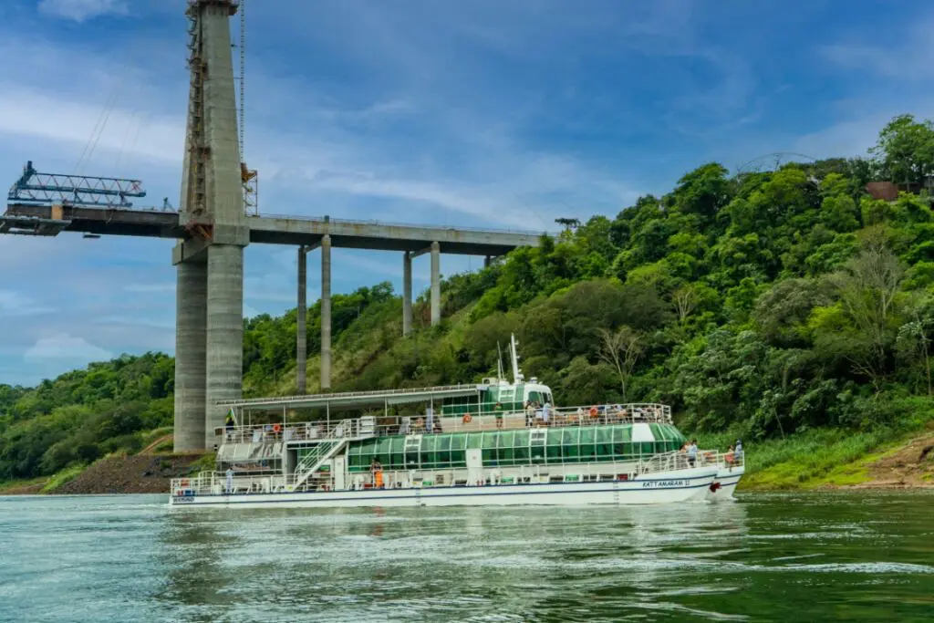 Passeio de catamarã é um produto de turismo náutico já consolidado em Foz do Iguaçu