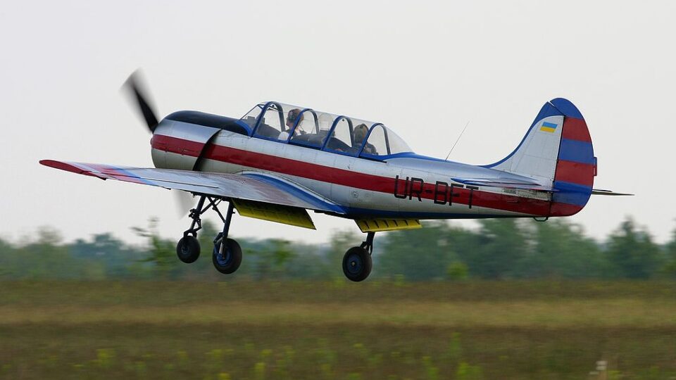 Piloto e mecânico da Ucrânia usam avião da era soviética para caçar drones da Rússia