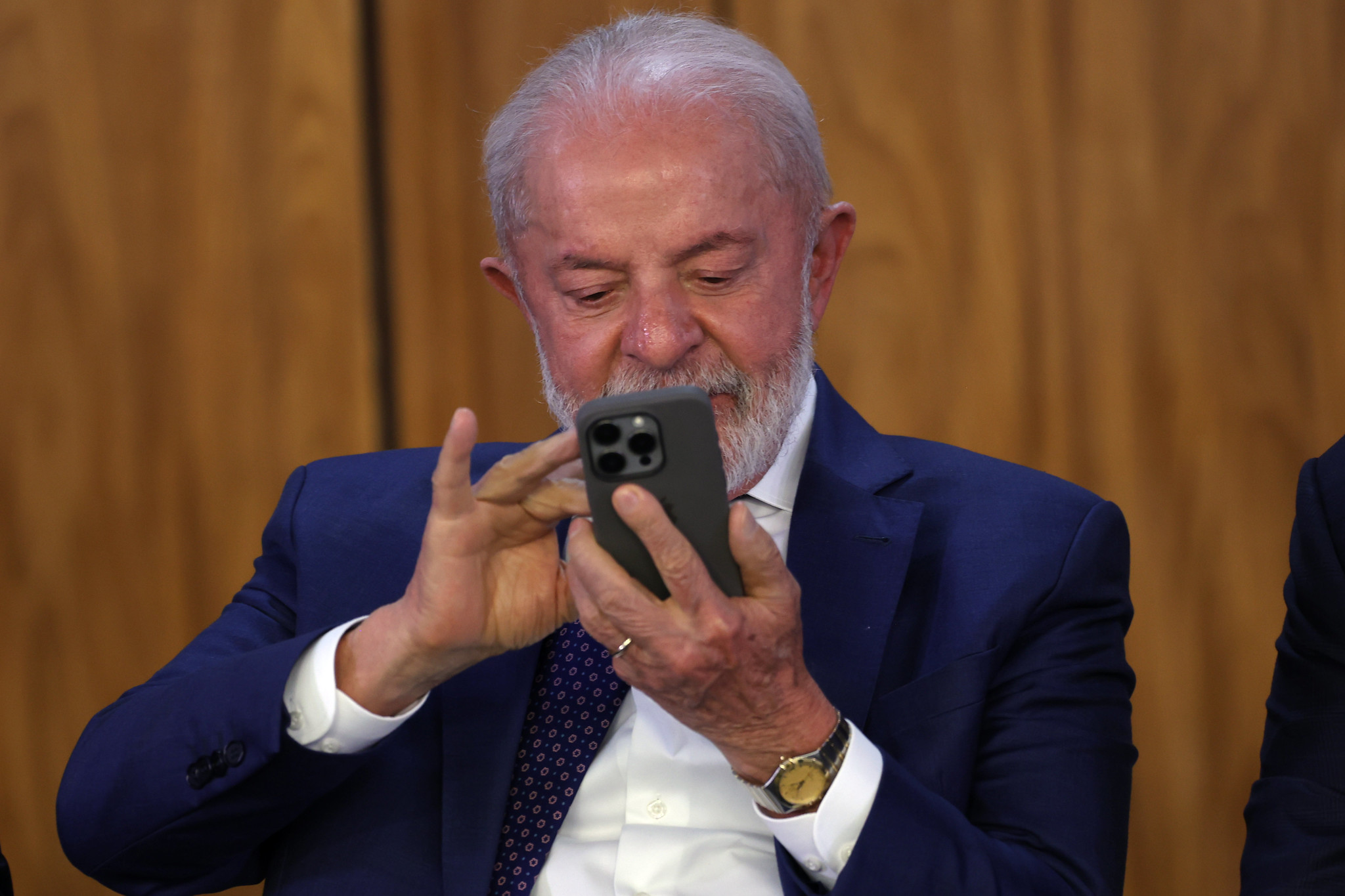 Após derrota para oposição, governo reúne base para tentar blindar Lula na CPMI do INSS