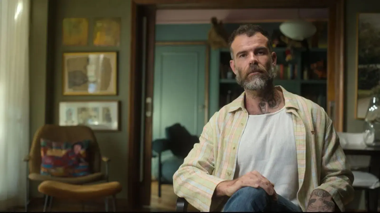 Repórter Chico Felitti teve a curiosidade despertada pela casa ao passear com seus cachorros