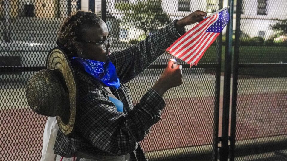 Trump assina ordem executiva para que pessoas que queimam bandeira dos EUA sejam processadas