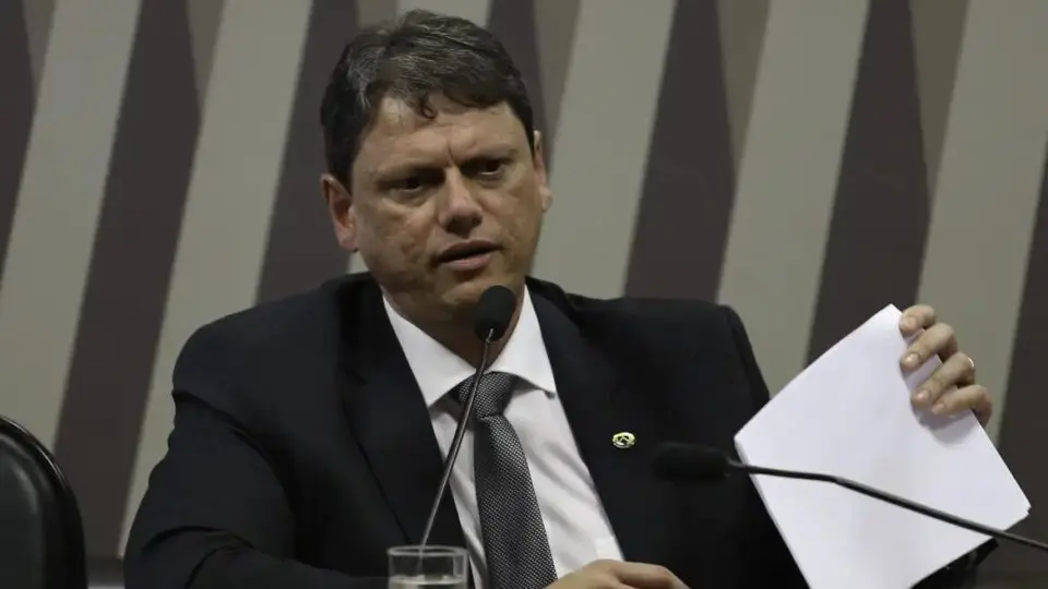 Republicanos aponta possível candidatura de Tarcísio, mas PL faz pressão por filiação.