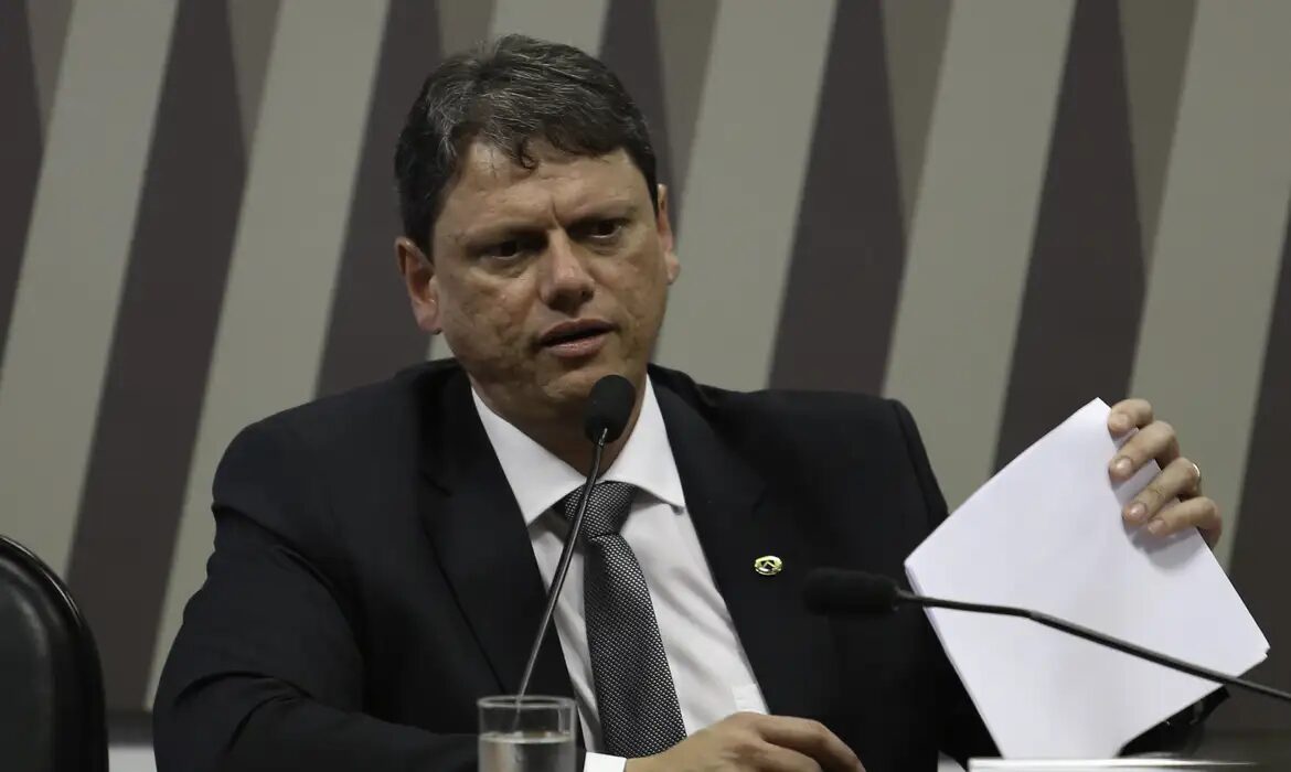 Republicanos aponta possível candidatura de Tarcísio, mas PL faz pressão por filiação.