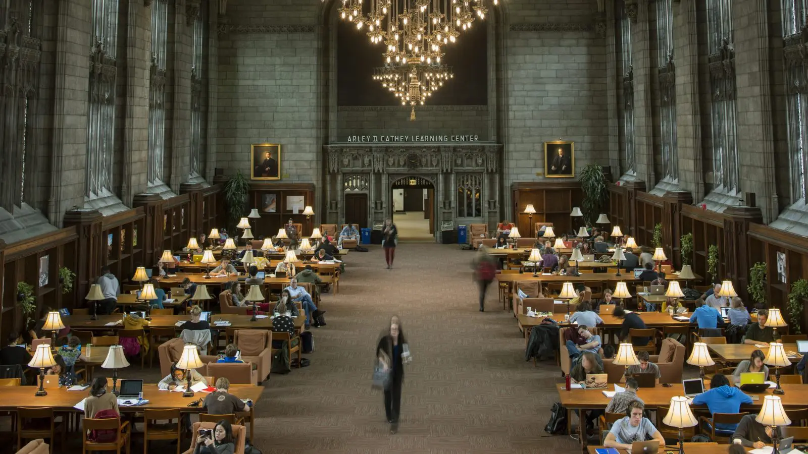 Estudantes da Universidade de Chicago: corte nas vagas de doutorado.