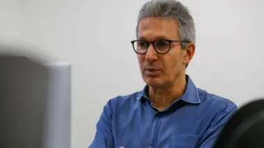 Zema dispara contra STF, pede anistia a Bolsonaro e projeta união da direita em 2026.