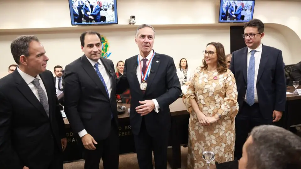 Barroso recebe medalha Raymundo Faoro da OAB e defende democracia.