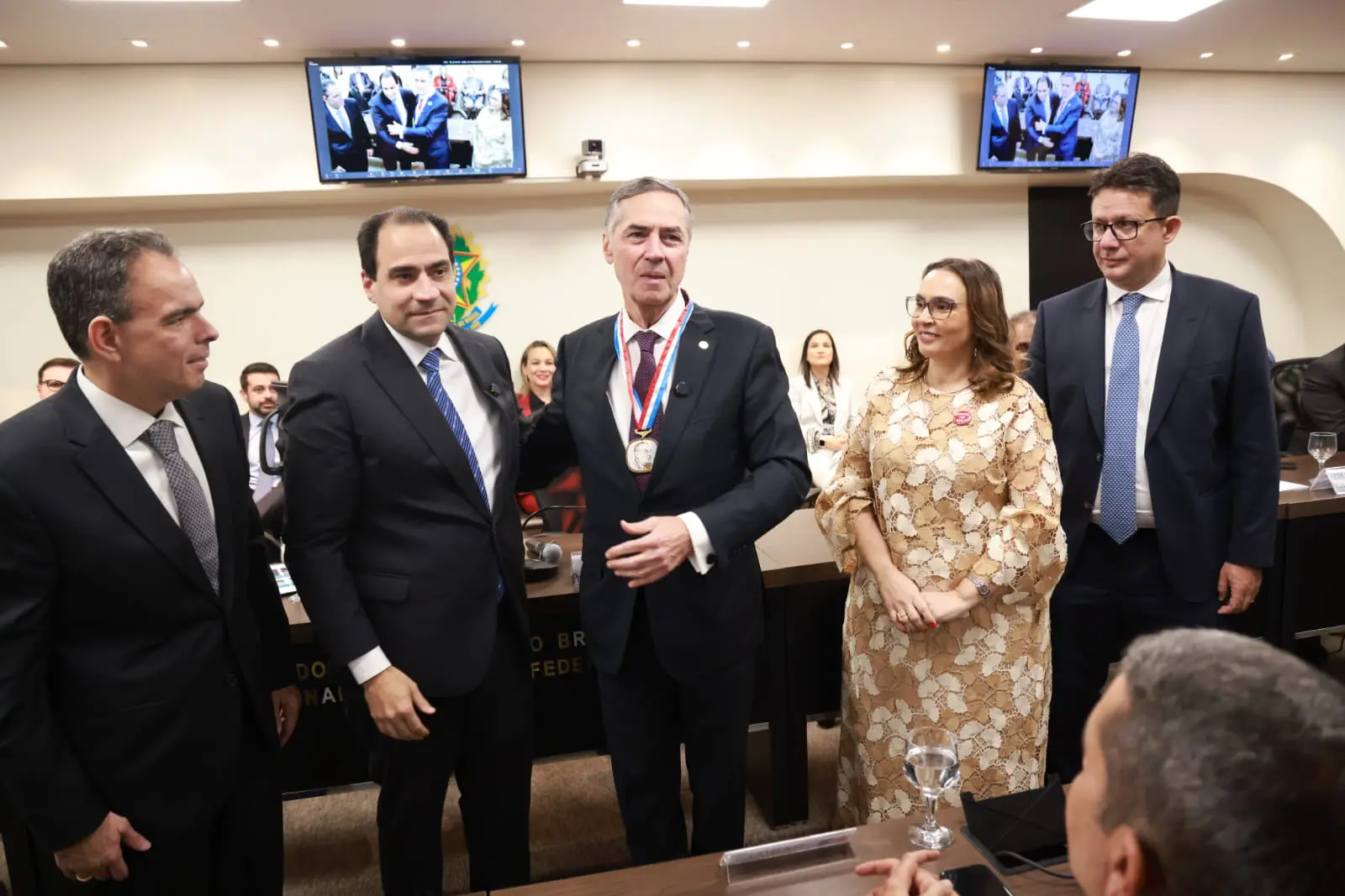 Barroso recebe medalha Raymundo Faoro da OAB e defende democracia.