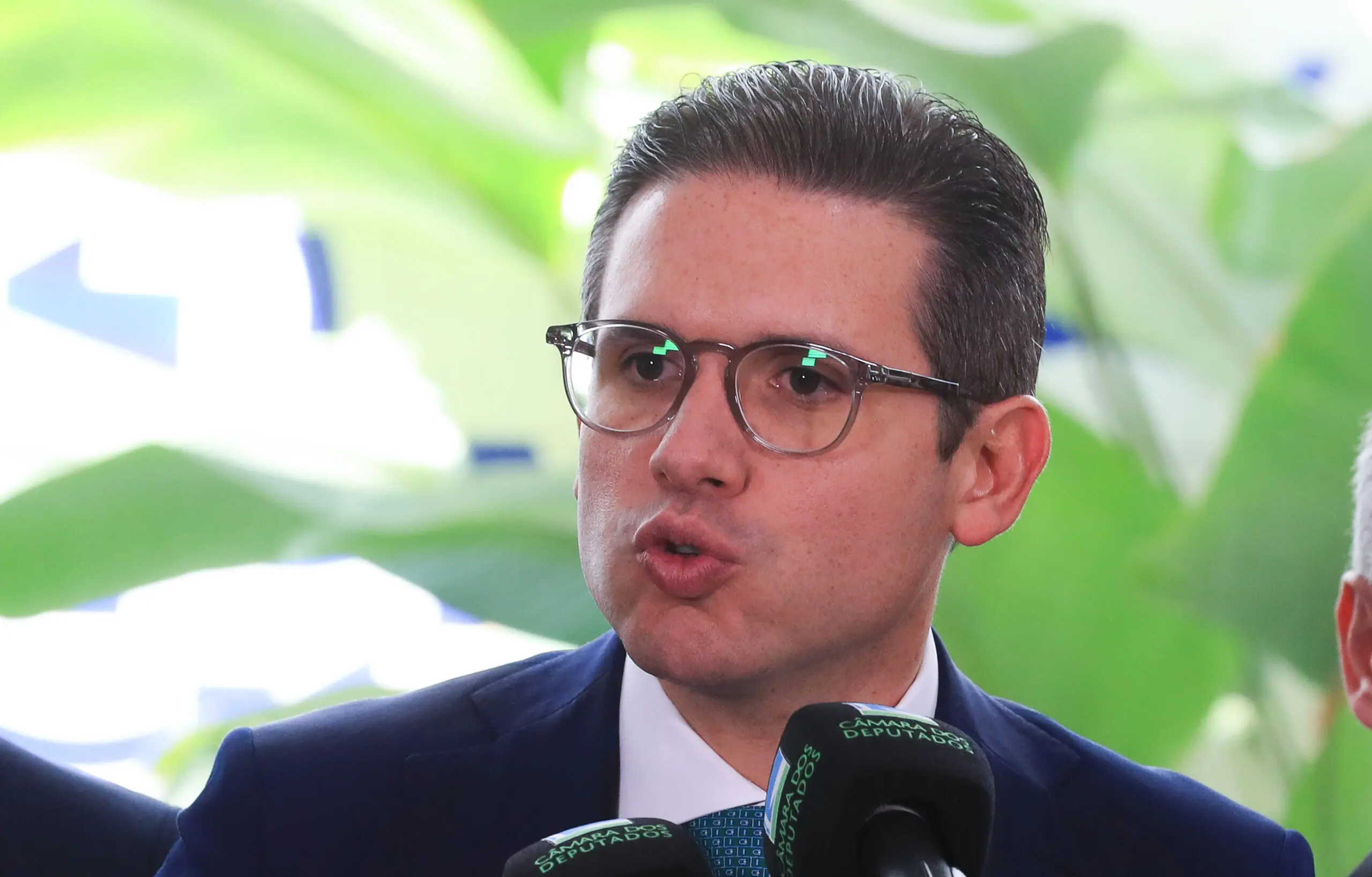 Flávio Dino exige esclarecimentos de Hugo Motta em disputa sobre rito do “PL da Adultização”, que regula redes sociais para crianças e adolescentes.