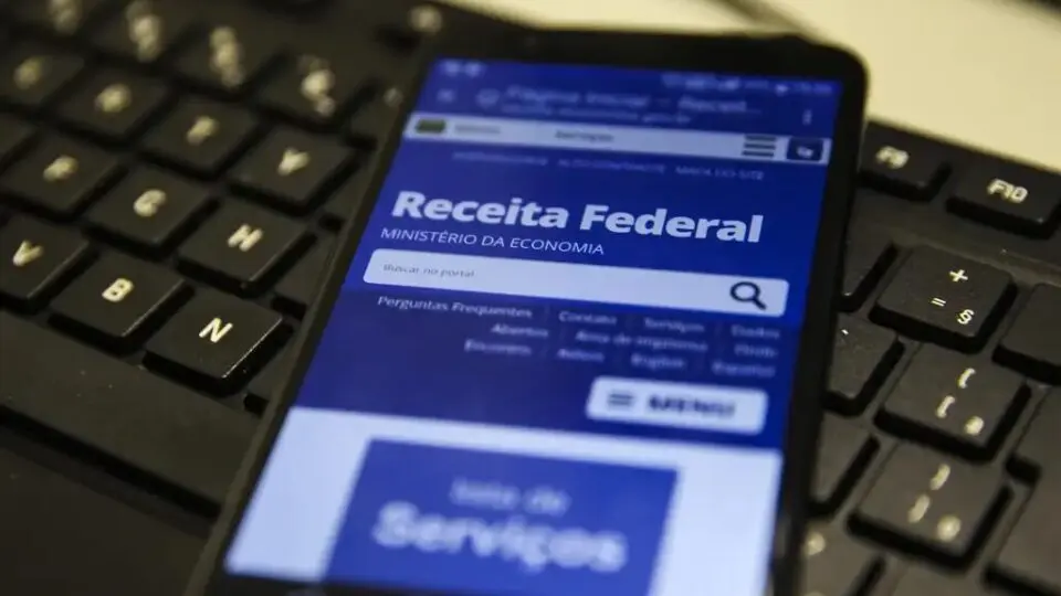 Celular com a página inicial aberta no aplicativo da Receita Federal, para ver a restituição do IRPF 2025.