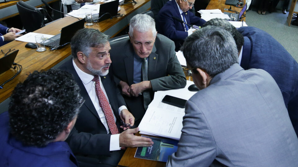 Após derrota na CPMI do INSS, PT deixa bloco partidário de Motta