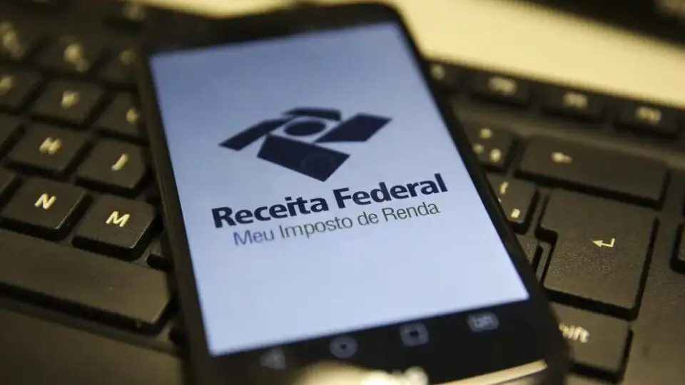 Celular com a tela aberta no aplicativo do IRPF 2025.