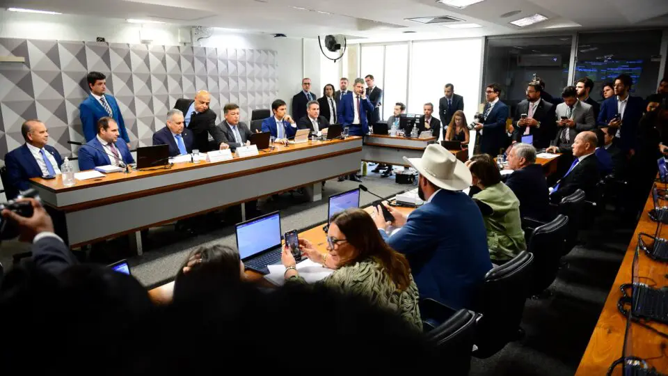 Convocação de ex-presidente da Ambec, já morta, expõe falha em requerimento do PT na CPI do INSS.